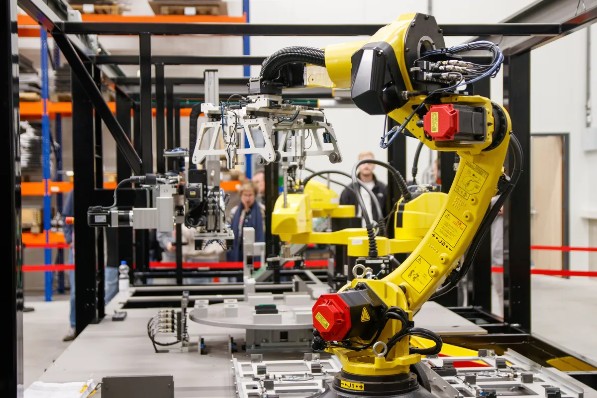 Brazo robótico industrial realizando tareas automatizadas